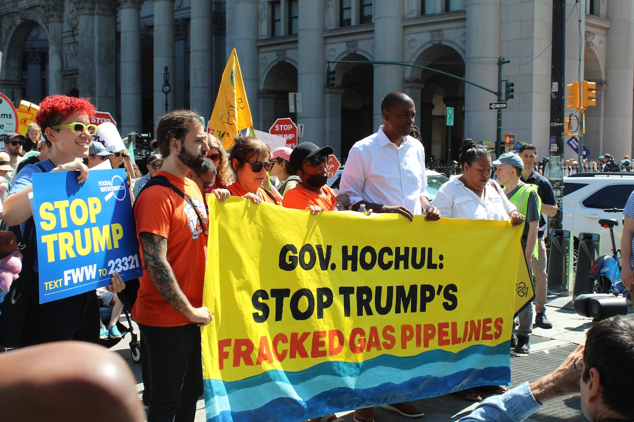 纽约市民抗议天然气管道项目- 中美日报网