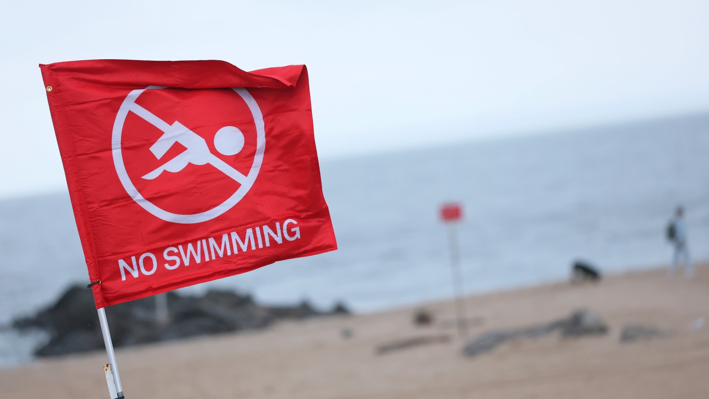 联邦气象学家警告东海岸游客避免前往海滩，飓风埃琳带来极端天气- 中美日报网